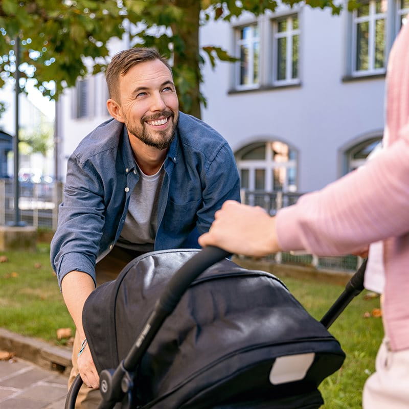 Padre con un passeggino