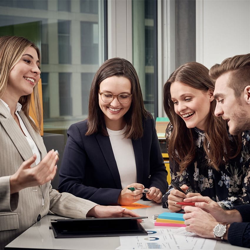 I Young Professionals si mettono attorno a un tavolo e lavorano insieme a una soluzione innovativa. I Young Professionals si mettono attorno a un tavolo e lavorano insieme a una soluzione innovativa.