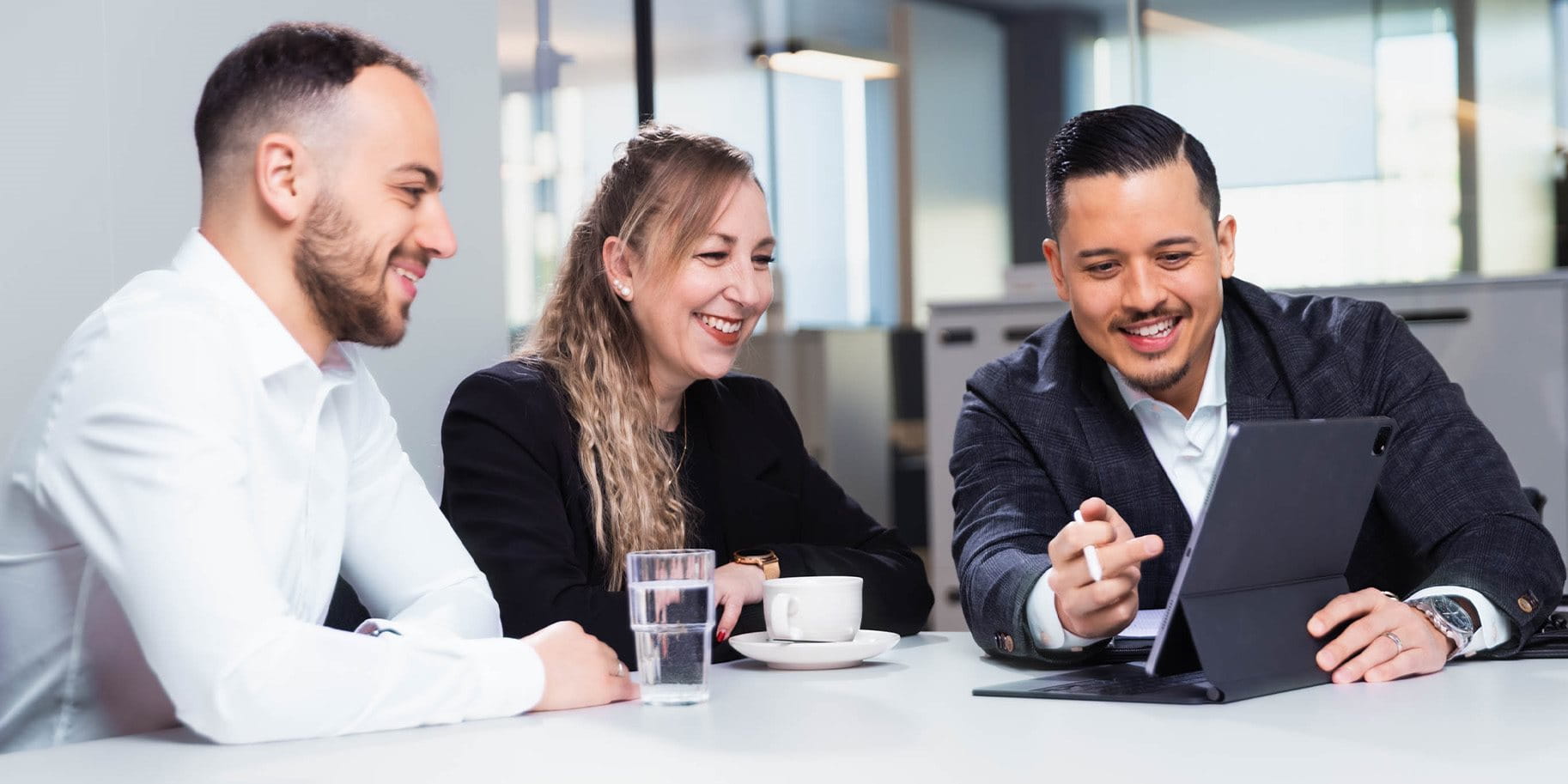 Versicherungsberater erklärt mit einem Tablet