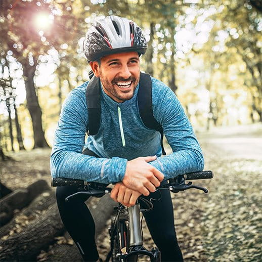 Ein Mann auf einem Velo