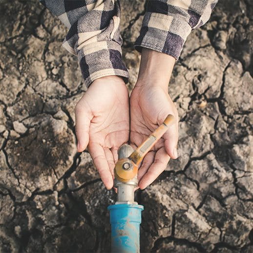 Zwei Hände an einer Wasserleitung