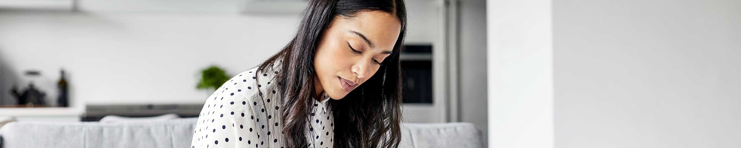 Eine Frau sitzt auf einem Sofa