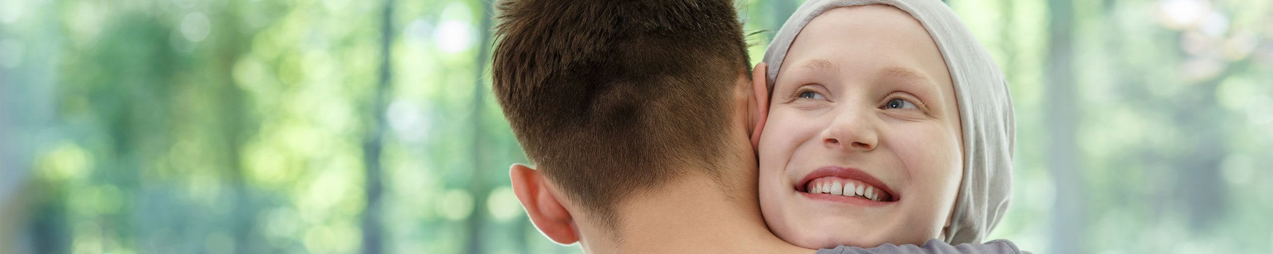 Ein Mann umarmt ein Mädchen