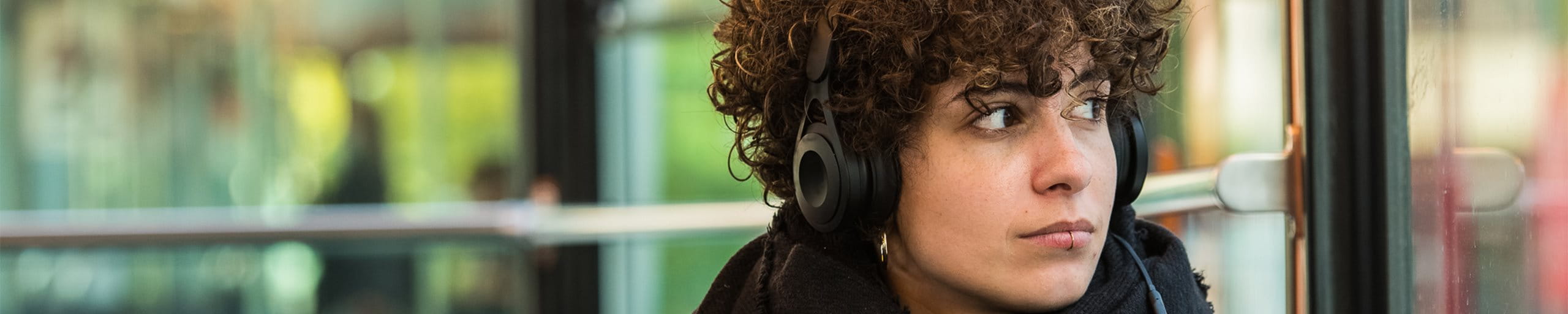 Frau sitzt in der Strassenbahn