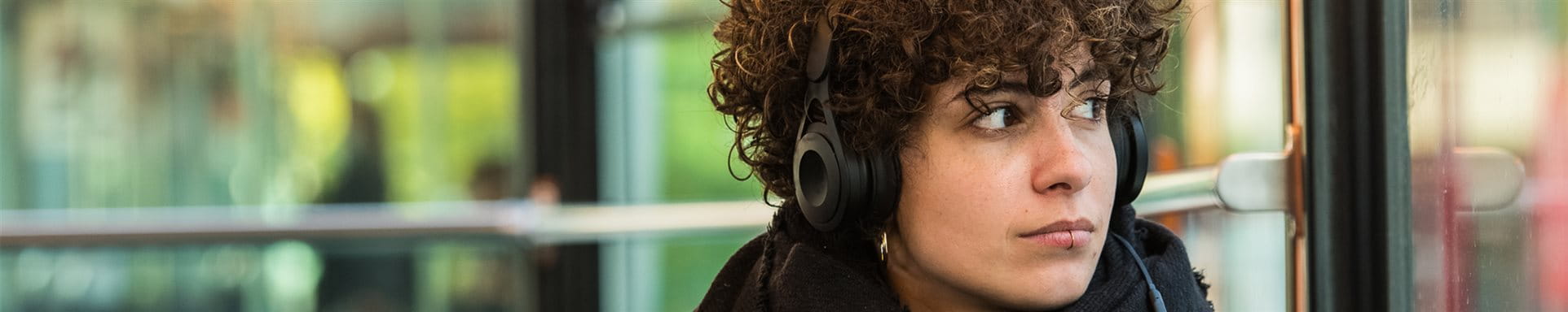 Femme assise dans le tramway Femme assise dans le tramway