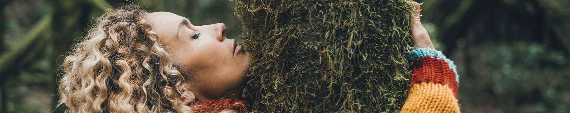 La femme étreint un arbre. La femme étreint un arbre.