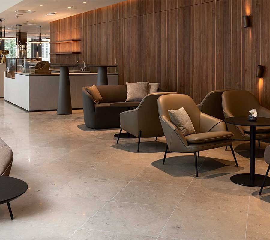 Comfortable sofas and soft armchairs invite you to stay and sit a while in the Quai Café.