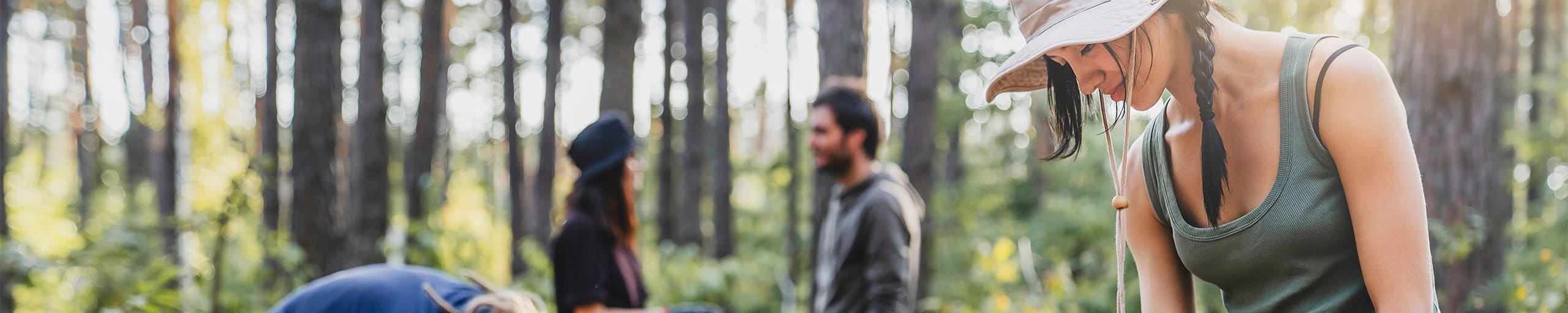 Des bénévoles ramassent les déchets.