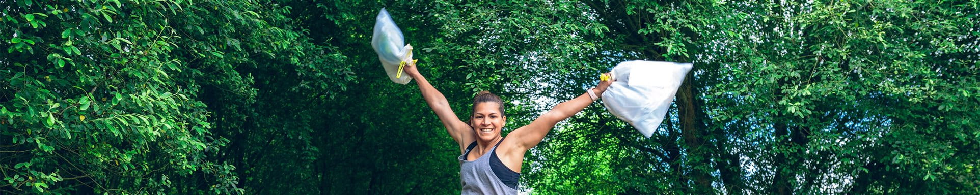 La femme ramasse les ordures La femme ramasse les ordures