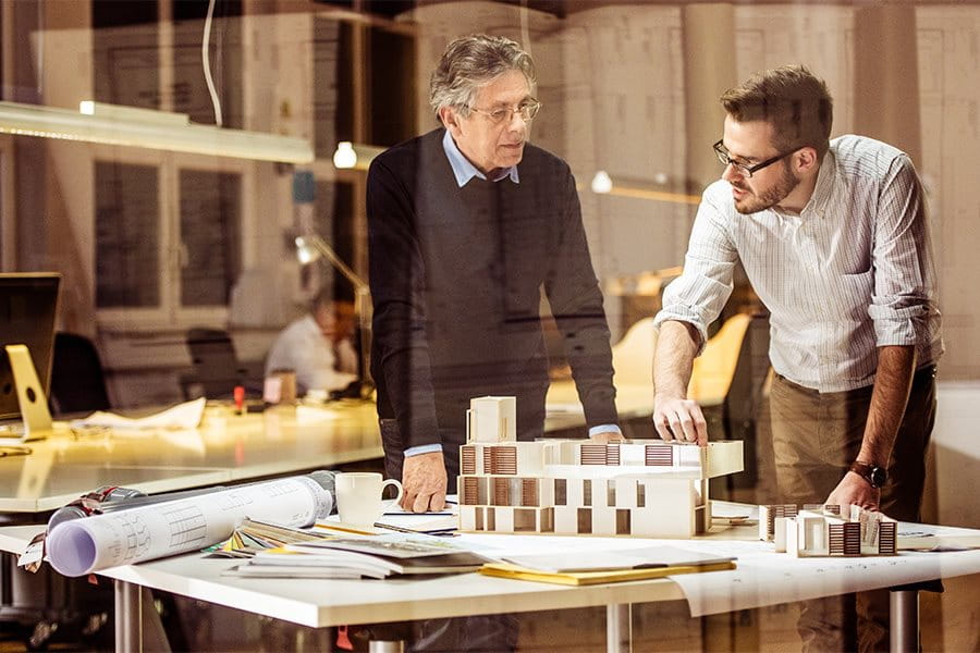 Zwei Männer diskutieren am Tisch