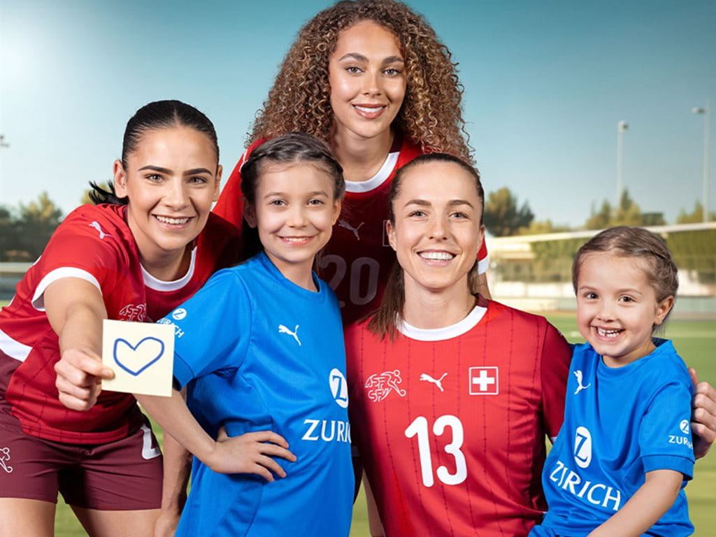 Nati Fussballspielerinnen mit Mädchen