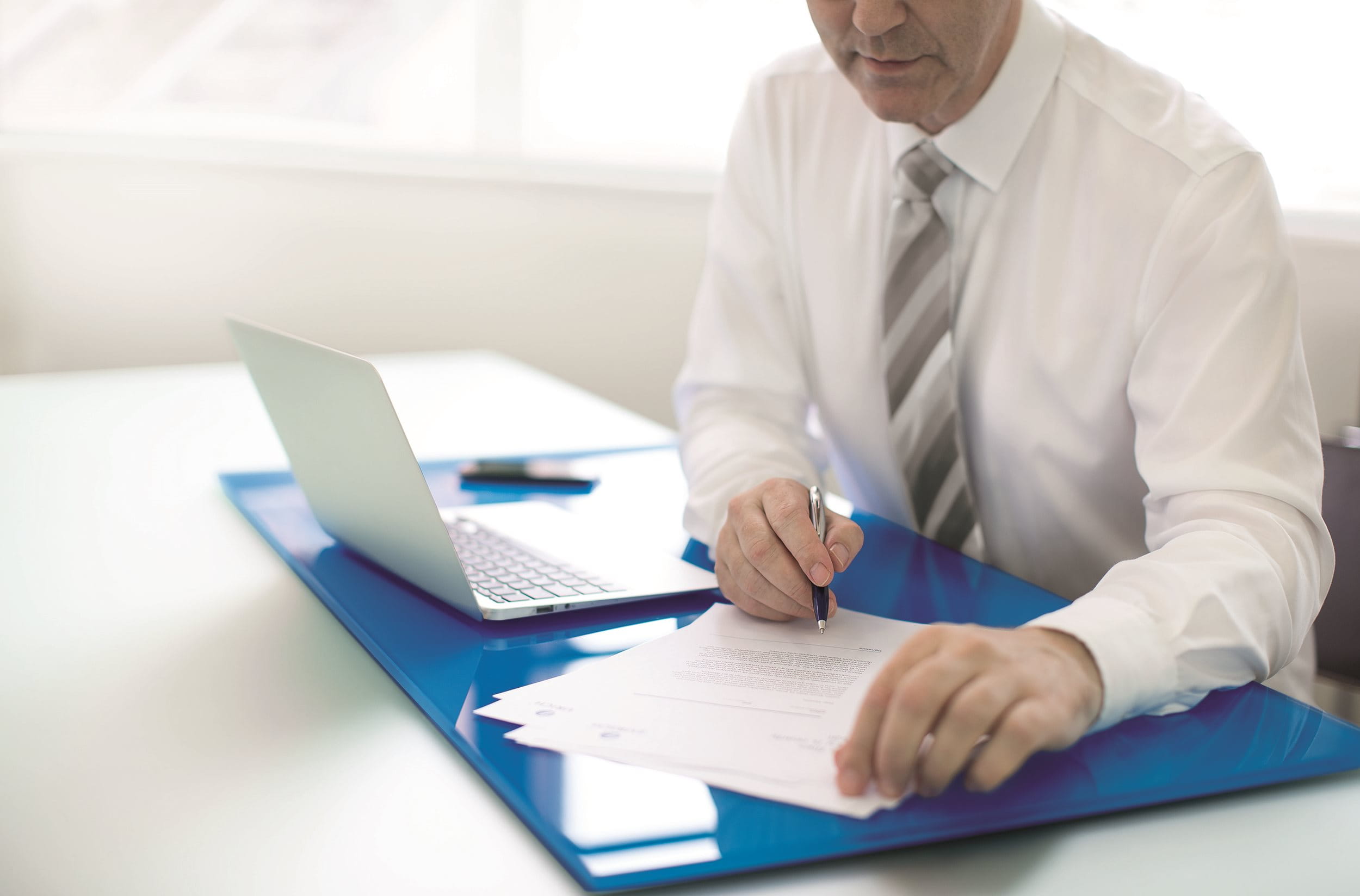 Uomo d'affari alla sua scrivania