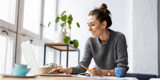 Eine junge Frau an ihrem Laptop Eine junge Frau an ihrem Laptop