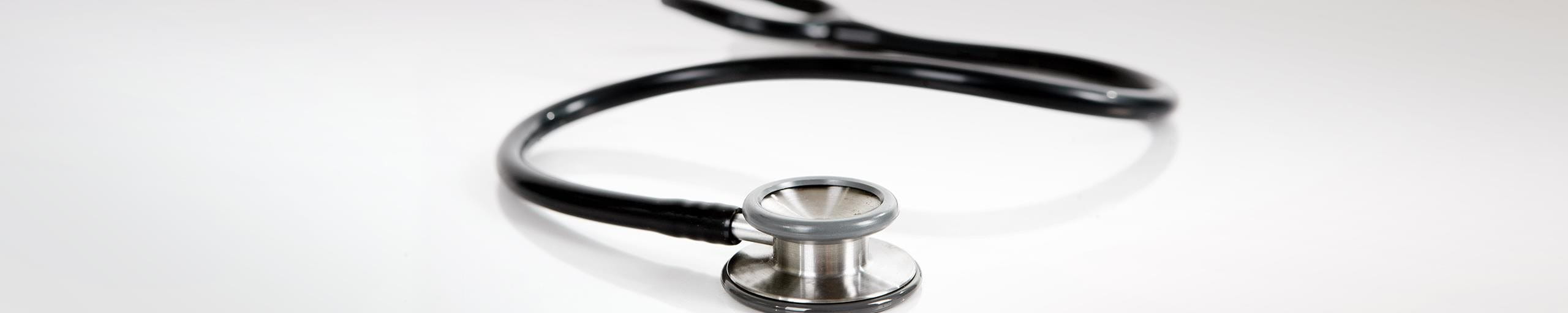 Stéthoscope posé sur une table.