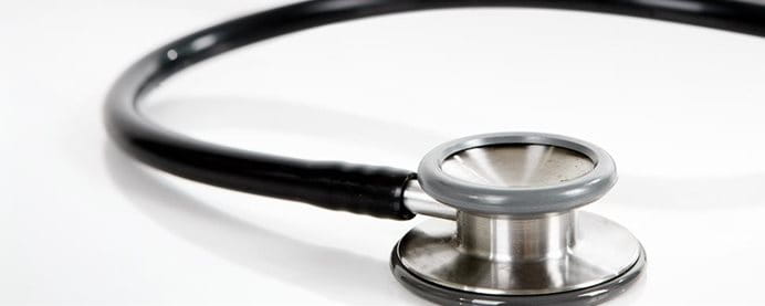 Ein Stethoskop liegt auf dem Tisch. Ein Stethoskop liegt auf dem Tisch.
