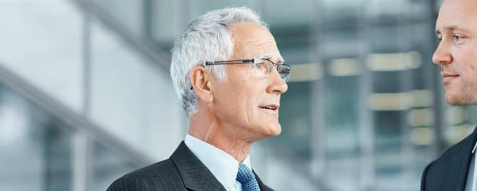 Zwei Männer unterhalten sich in einem Innenhof. Zwei Männer unterhalten sich in einem Innenhof.