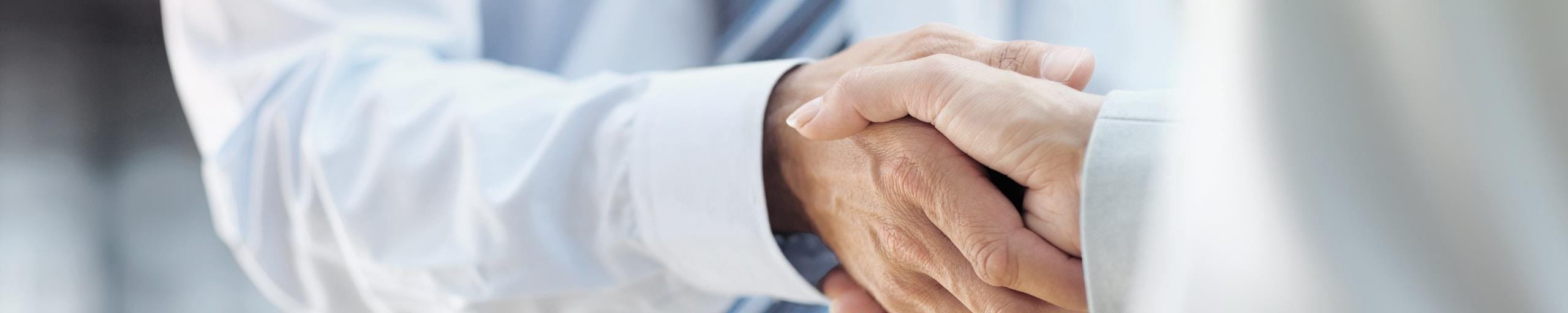 Un homme serre la main d'une femme.