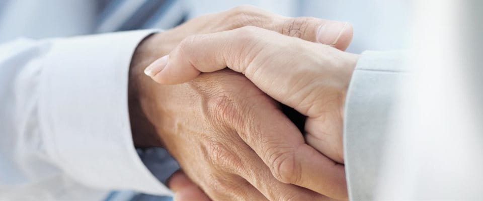 Ein Mann und eine Frau schütteln sich die Hände. Ein Mann und eine Frau schütteln sich die Hände.