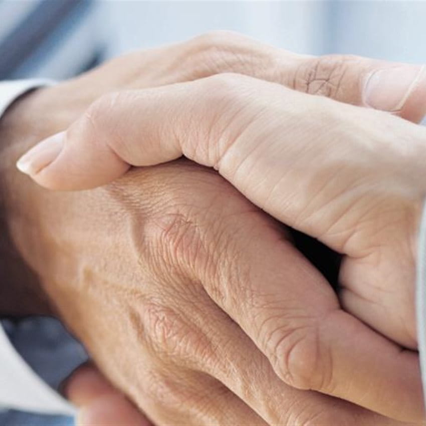 Un homme serre la main d'une femme. Un homme serre la main d'une femme.