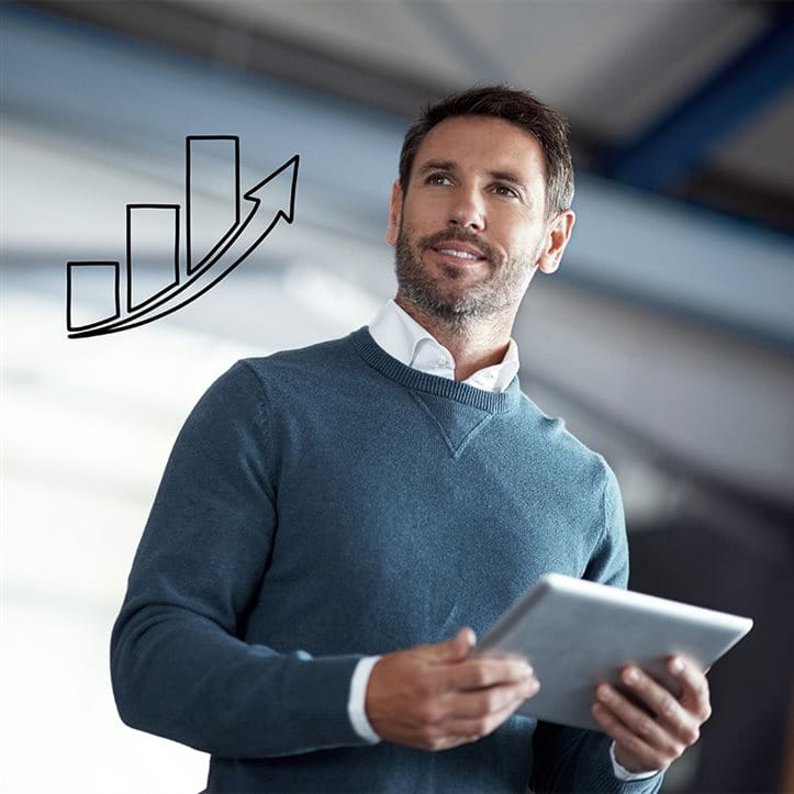 Berufliche Vorsorge für Unternehmen Ein Mann blickt aus dem Fenster, auf welchem ein Bürogebäude aufgezeichnet ist, und denkt über seine berufliche Vorsorge nach.