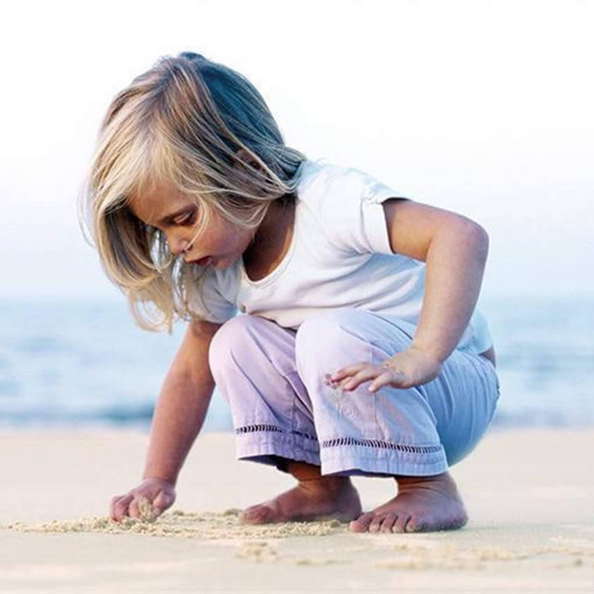 Une fillette joue dans un champ. Une fillette joue dans un champ.