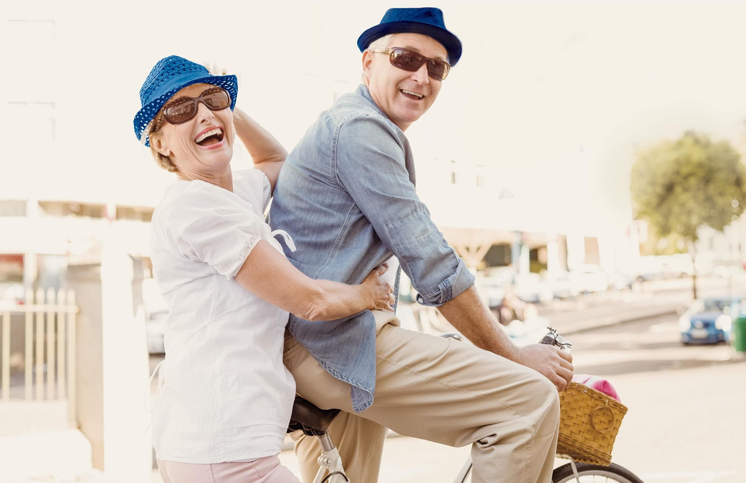 Fröhliches Paar auf einem Fahrrad