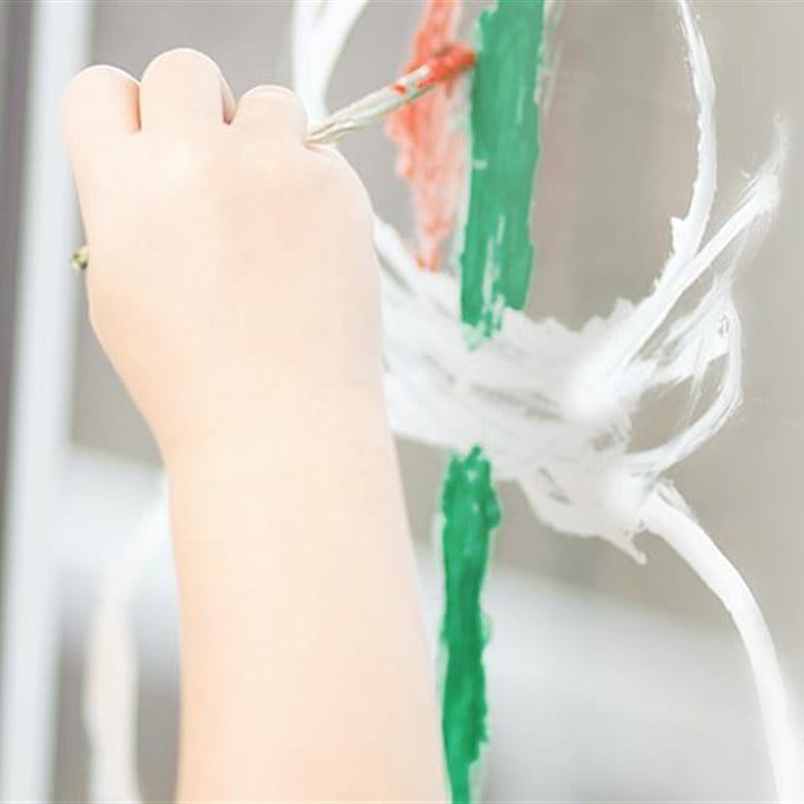 Ein Mädchen bemalt Fenster. Ein Mädchen bemalt Fenster.